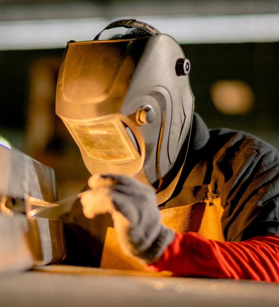 persona soldando metal